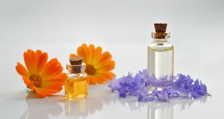 découvrez l'univers des huiles essentielles, ces précieuses essences naturelles aux multiples bienfaits pour la santé et le bien-être. explorez leurs propriétés aromathérapeutiques, leurs utilisations variées et apprenez comment les intégrer dans votre quotidien pour un esprit sain et un corps en pleine forme.