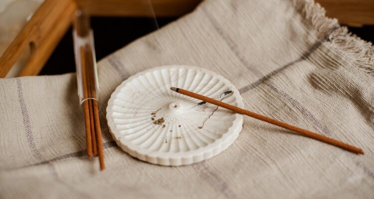 découvrez l'aromathérapie, une méthode naturelle qui utilise les huiles essentielles pour améliorer le bien-être physique et émotionnel. explorez ses bienfaits, ses applications variées et comment intégrer cette pratique apaisante dans votre quotidien.